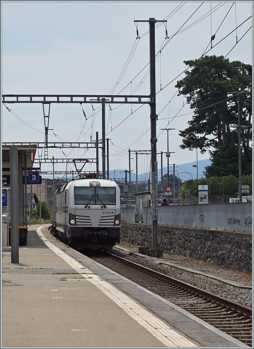 Die railcare Rem 476 457 fährt mit einem rail care Güterzug von Genève La Praille nach Vuffelens la Ville durch den Bahnhof von Versoix, insgesammt ist der Güterverkehr auf dieser Linie eher schwach. 

28. Juni 2021