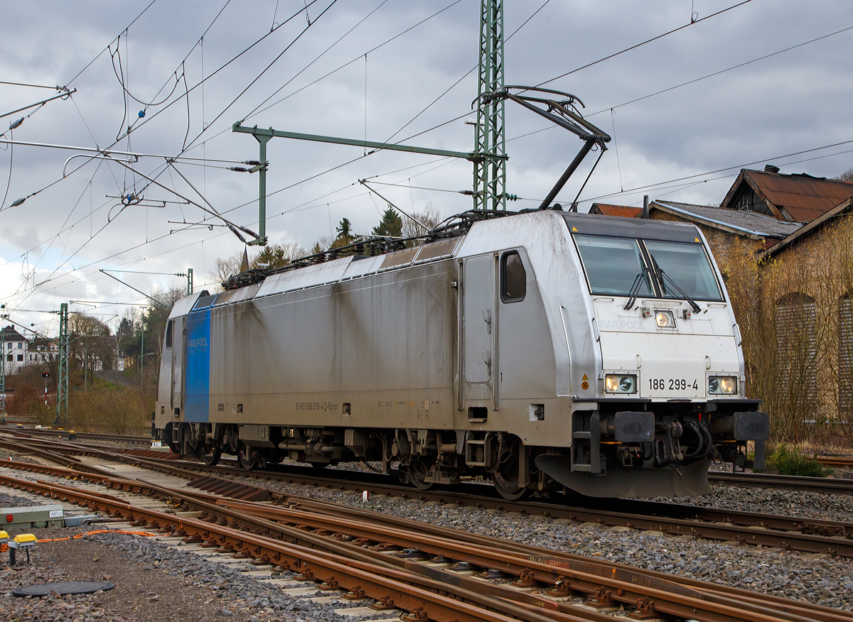 
Die Railpool 186 299-4 (91 80 6186 299-4 D-Rpool) fährt am 07.03.2020 als Lz (solo) durch Betzdorf/Sieg in Richtung Köln. 

Die Bombardier TRAXX F140 MS wurde 2017 von Bombardier in Kassel unter der Fabriknummer 35348 gebaut. Die Multisystemlokomotive hat die Zulassungen bzw. besitzt die Länderpakete für Tschechien, Deutschland, Österreich, Belgien, Niederland, Slowakei und Ungarn (CZ/D/A/B/NL/SK/H).
