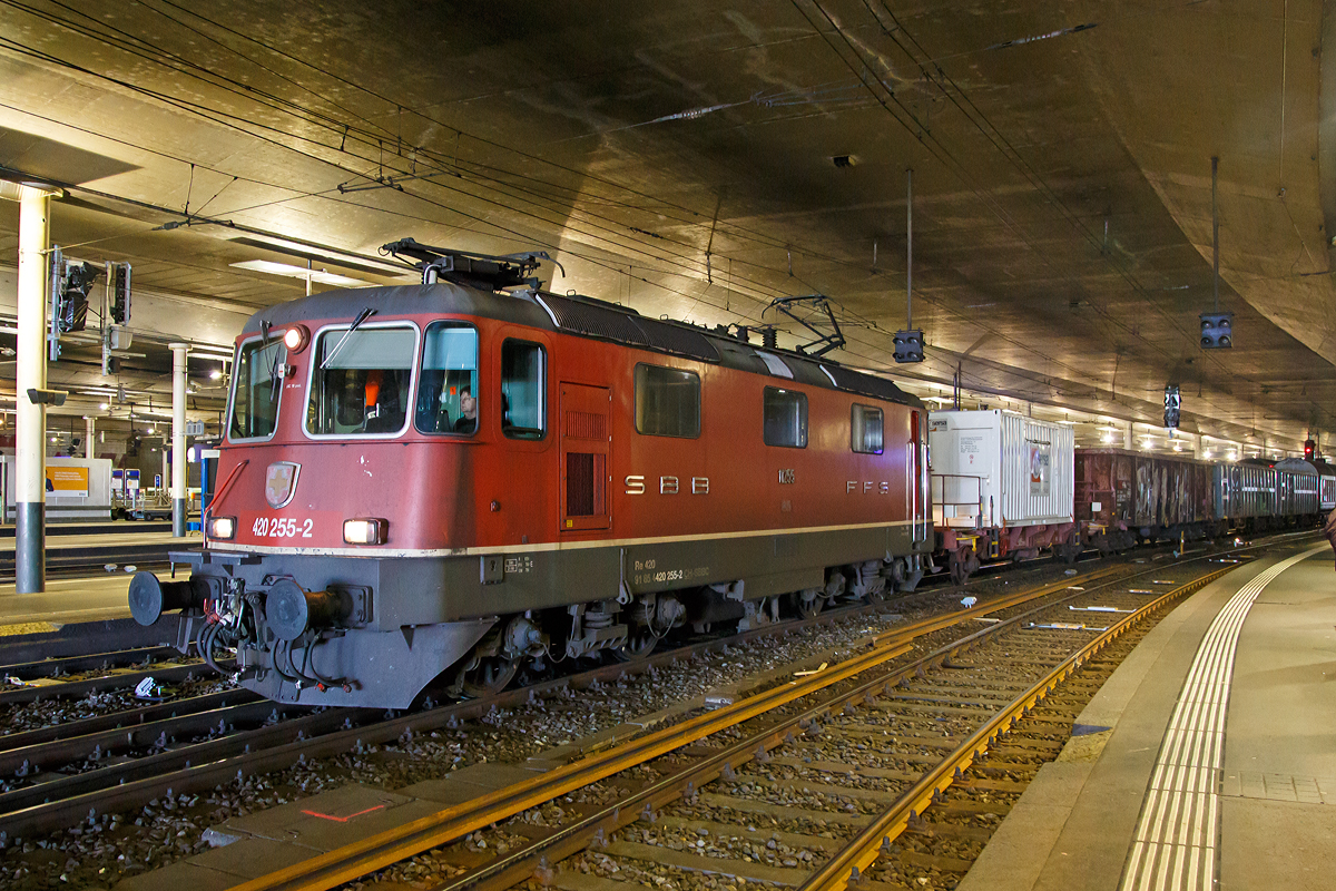 
Die Re 420 255-2 (91 85 4420 255-2 CH-SBBC) bzw. Re 4/4 II 11255 der SBB Cargo mit einem Güterzug am 18.05.2018 beim Signalhalt im Bahnhof Bern.