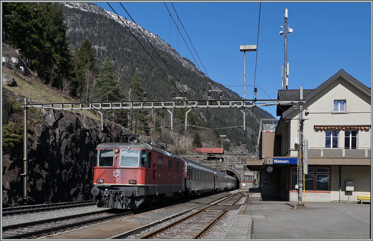 Die Re 4/4 II 11251 mit eine  Gotthard IR  bei der Durchfahrt in Wassen.
17. März 2016