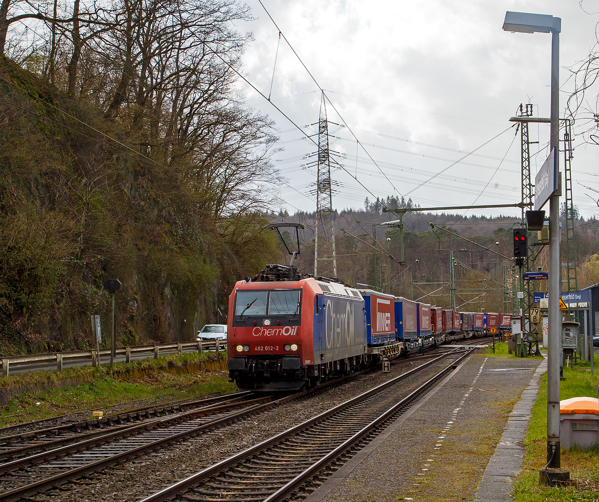 Die Re 482 012-2 „ChemOil“ (91 85 4482 012-2 CH-SBBC) der SBB Cargo AG fährt am 09.04.2022, mit einem „Winner“-KLV -Zug durch Scheuerfeld (Sieg) in Richtung Siegen.

Die TRAXX F140 AC1 wurde 2002 von Bombardier in Kassel unter der Fabriknummer  33527 gebaut und an die SBB Cargo AG geliefert. Sie hat die Zulassungen und Zugbeeinflussungssysteme für die Schweiz und Deutschland. Zurzeit ist sie an die SBB Cargo International AG vermietet.
