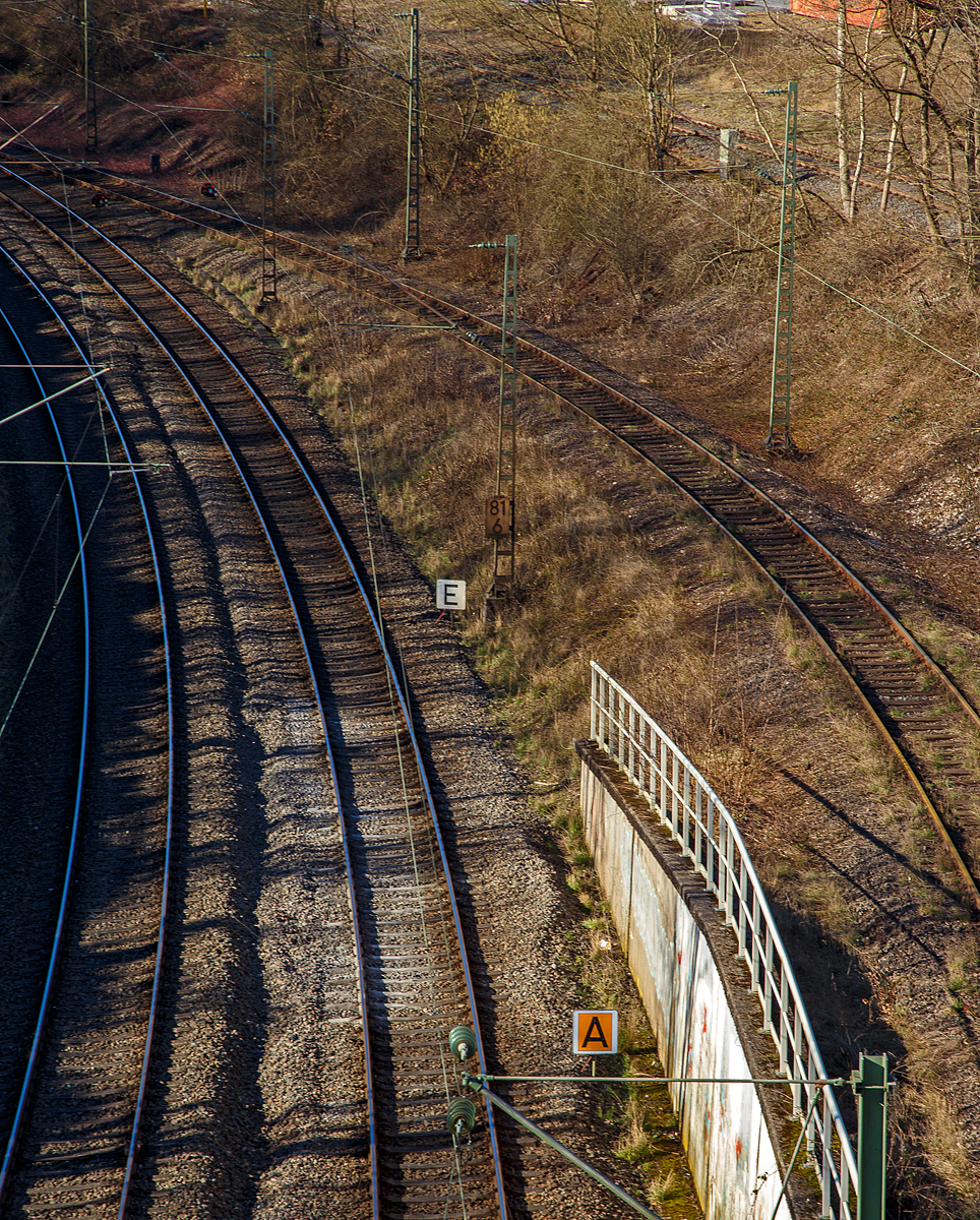 Die recht kurze Langsamfahrstelle in Betzdorf-Bruche an der Siegstecke (KBS 460) am Fahrtrichtungsgleis in Richtung Köln , hier am 28.02.2022. 

Vorne die Lf 2 – Anfangsscheibe, die rechteckige  gelbe Scheibe mit weißem Rand und dem schwarzem A, zeigt den Anfang des durch Signal Lf 1 angekündigten langsam zu befahrenden Gleisabschnittes an.

Hinten die Lf 3 – Endscheibe, die echteckige weiße Scheibe mit dem schwarzen E, zeigt schon das Ende des am Signal Lf 2 beginnenden, langsam zu befahrenden Gleisabschnittes an.

Die Langsamfahrstelle besteht schon seit Tagen, bin gespannt wie lange es dauert den eigentlich kurzen Bereich instand zu setzen.
