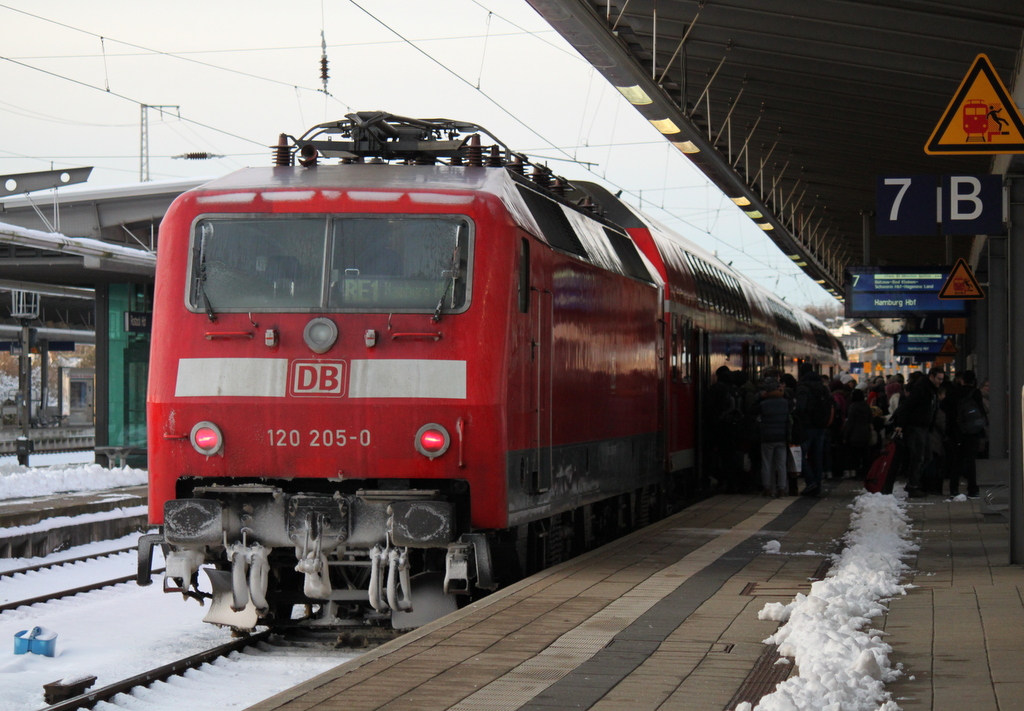 Die Reisenden st�rmten am 29.12.2014 den RE1 von Rostock Hbf nach Hamburg Hbf Auf Grund einer Streckensperrung zwischen B�chen und Hagenow Land ging dann gegen 15:20 Uhr zur�ck nach Hamburg.