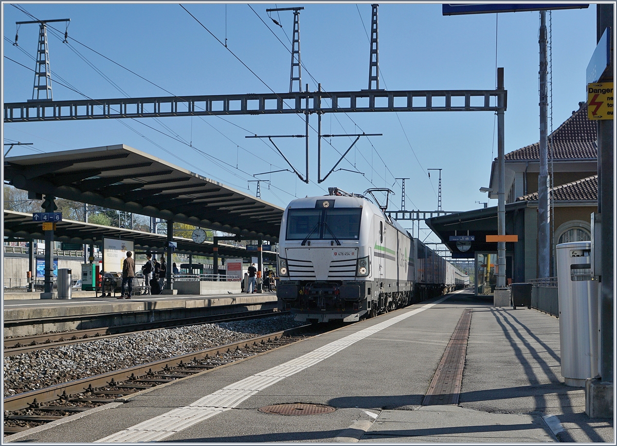 Die Rem 476 454 bei der Durchfahrt in Morges Richtung Genève.
19. April 2018
