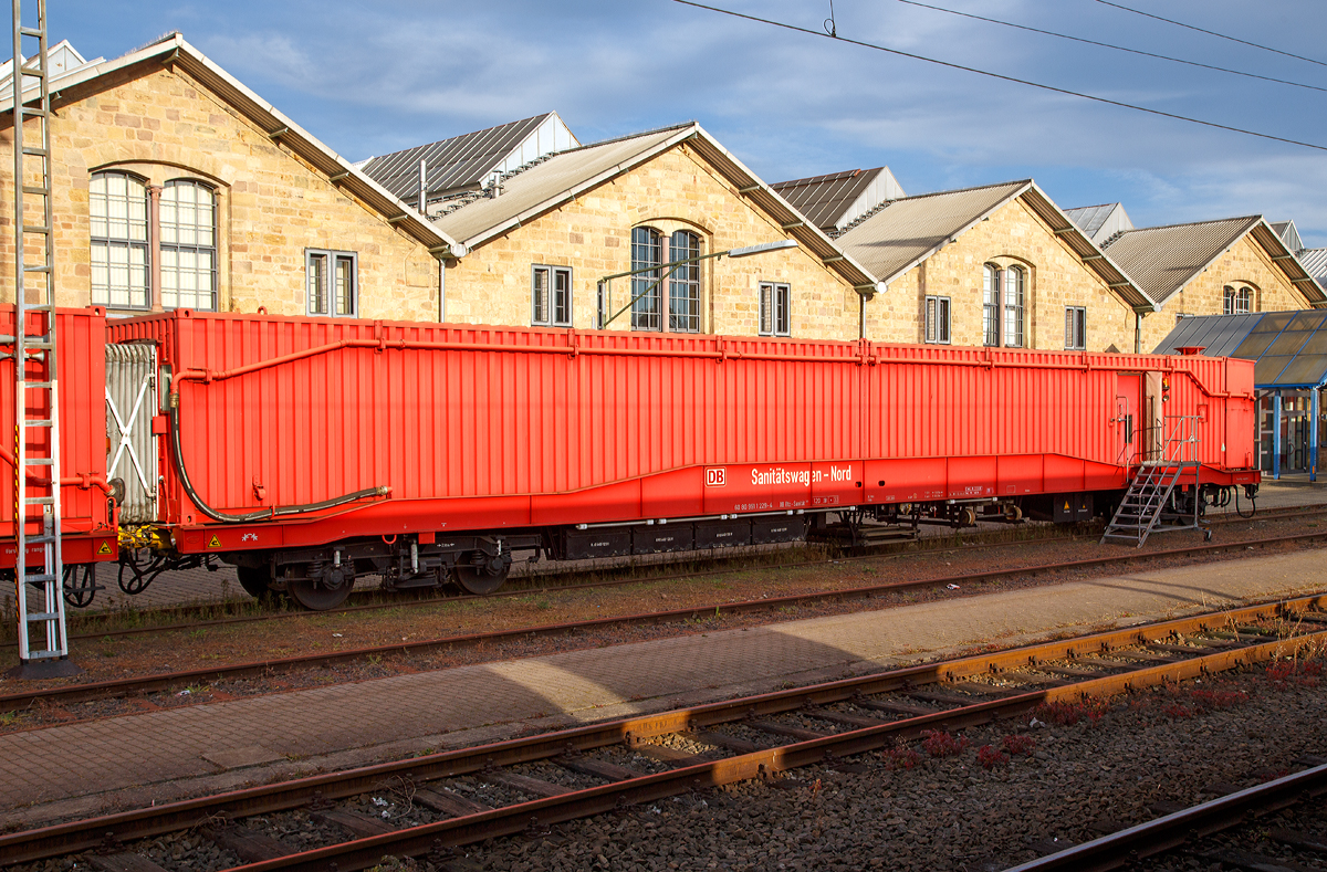 Die Rettungszüge (früher Tunnelrettungszug) bestehen neben den zwei Loks der Baureihe 714 (modifizierte V 100 bzw. Baureihe 212) aus jeweils zwei Transportwagen 380, einem Gerätewagen 381, einem Sanitätswagen 382 (beim Fuldaer Zug aus zwei Sanitätswagen) und einem Löschmittelwagen 383. 

Hier der Sanitätswagen - Nord 60 80 99 11 229-4 DB Rtz- Sanität 382 vom Rettungszug Fulda am 05.10.2015 in Fulda. 

Bei diesen Wagen (dem Rtz Sanitätswagen 382) handelt es sich auch um einen Neubau der Firmen Talbot und Drägerwerk AG auf der Basis von vierachsigen Reisezugwagen. Für die schnelle Versorgung Schwerverletzter besitzen die Wagen zwei Notarztbehandlungsplätze. Mit dem Transportwagen sind sie über eine gasdichte Schleuse verbunden, die auch vom Wageninnern manuell getrennt werden kann. Das Rettungskonzept sieht vor, dass die Lok und der Transportwagen als selbständige Einheit Verletzte aus dem Tunnel bringen können, während der Rest des Zuges weiter an der Unfallstelle verbleibt. Auch der Sanitätswagen hat, wie auch der Transportwagen, eine autarke Energie- und Luftversorgung. Die Sanitätswagen haben die Typenbezeichnung U 30 253. 

Bei dem Fuldaer Zweirichtungszug ist hinter dem Transportwagen 1 ein weiterer Sanitätswagen eingestellt. Diese Ergänzung war notwendig, da in Fulda keine Möglichkeit besteht, den Zug über Verbindungskurven, Gleisdreiecke o.ä. zu  wenden . Dementsprechend sind diese auch als Sanitätswagen Süd bzw. Nord bezeichnet worden. Gleiches gilt für die beiden Transportwagen des Fuldaer Zuges. Bei den anderen Standorten ist diese Möglichkeit gegeben, so dass der Rettungszug immer mit der Lok 1 voraus an der Unfallstelle eintrifft.    
    
Technische Daten: 
Spurweite: 1.435 mm
Anzahl der Achsen: 4 (in zwei Drehgestellen)
Länge über Puffer: 26.500 mm
Drehzapfenabstand: 19.000 mm
Achsstand im Drehgestell: 2.500 mm
Gewicht: 49 t / 60 t
Bremse: KE-GP-mz (D) P 53 t G 44 t
Zulässige Höchstgeschwindigkeit: 120 km/h

Quellen:
http://www.bahndienstwagen-online.de
sowie Eigene Beobachtungen und Recherchen
