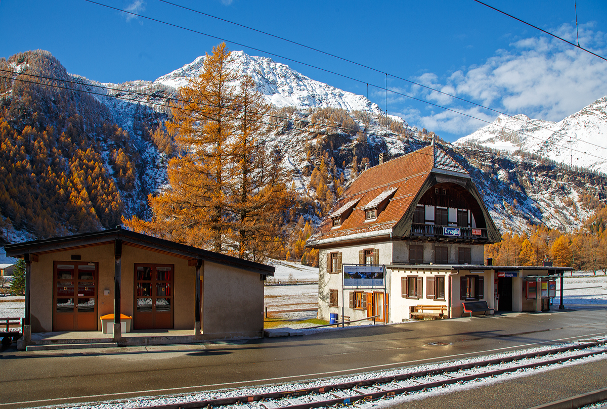 Die RhB Haltestelle Cavaglia an der Berninabahn am 04.11.2019, im Hintergrund das Berninamassiv.