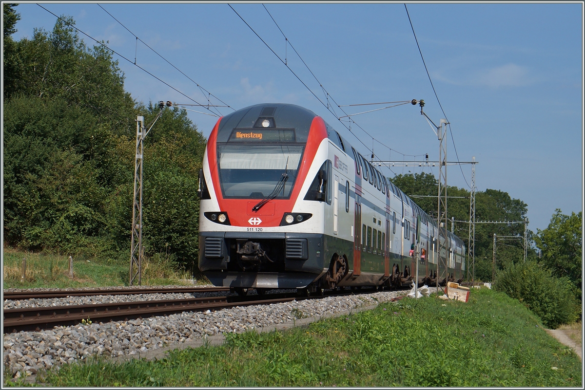 Die Rückführung des RABe 511 des RE 3105 Genève - Fribourg erfolgt als Leermaterial, wahrschienlich zumindest bis Romont. Hier ist der RABe 511 120 zwischen Rosé und Neyruz unterwegs. 
6. April 2015