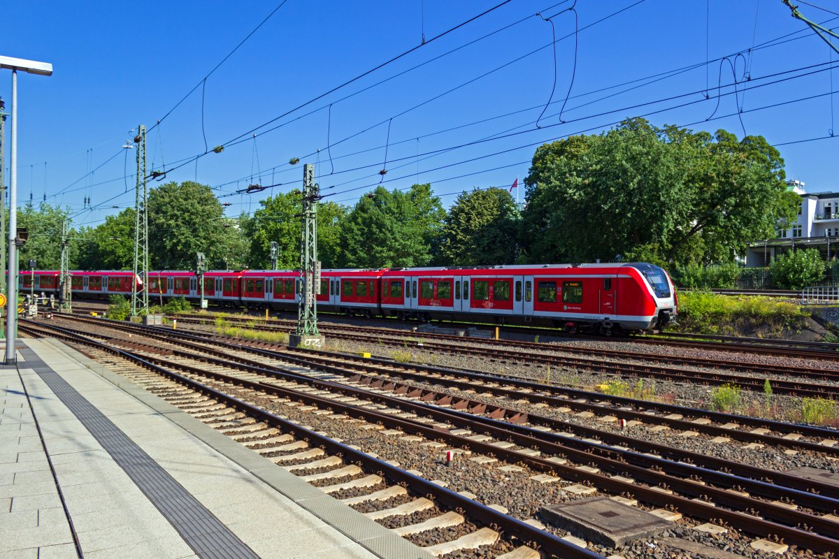 Die S-Bahn-Strecke von der Hamburger Innenstadt nach Aumühle wurde im Spätsommer 2020 recht unbemerkt zur ersten Bestandsstrecke auf der das europäische Zugsicherungssystem ETCS Level 2 in Betrieb genommen wurde. Als Zug der Linie S21 sind zwei 490 mit 490 108 an der Spitze unterwegs nach Bergedorf, wo das Umsetzen der Züge durch die Wendeanlage in Zukunft autonom durchgeführt werden soll.