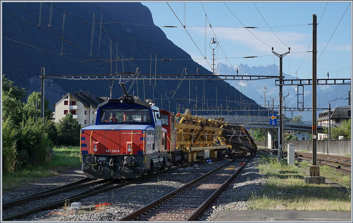 Die SBB Cargo Eem  923 023-6 rangiert in Villeneuve mit Weichen beladene Wagen.

1. Juli 2019