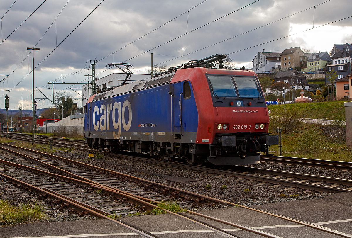 Die SBB Cargo Re 482 019-7 (91 85 4482 019-7 CH-SBBC) fährt zieht am 10.04.2022, als Lz (Lokzug) bzw. auf Tfzf (Triebfahrzeugfahrt), durch Niederschelden in Richtung Siegen.

Die TRAXX F140 AC1 wurde 2003 von Bombardier in Kassel unter der Fabriknummer 33572 gebaut.