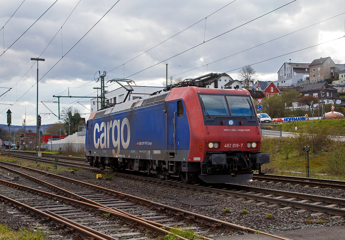 Die SBB Cargo Re 482 019-7 (91 85 4482 019-7 CH-SBBC) fährt zieht am 10.04.2022, als Lz (Lokzug) bzw. auf Tfzf (Triebfahrzeugfahrt), durch Niederschelden in Richtung Siegen.

Die TRAXX F140 AC1 wurde 2003 von Bombardier in Kassel unter der Fabriknummer 33572 gebaut.