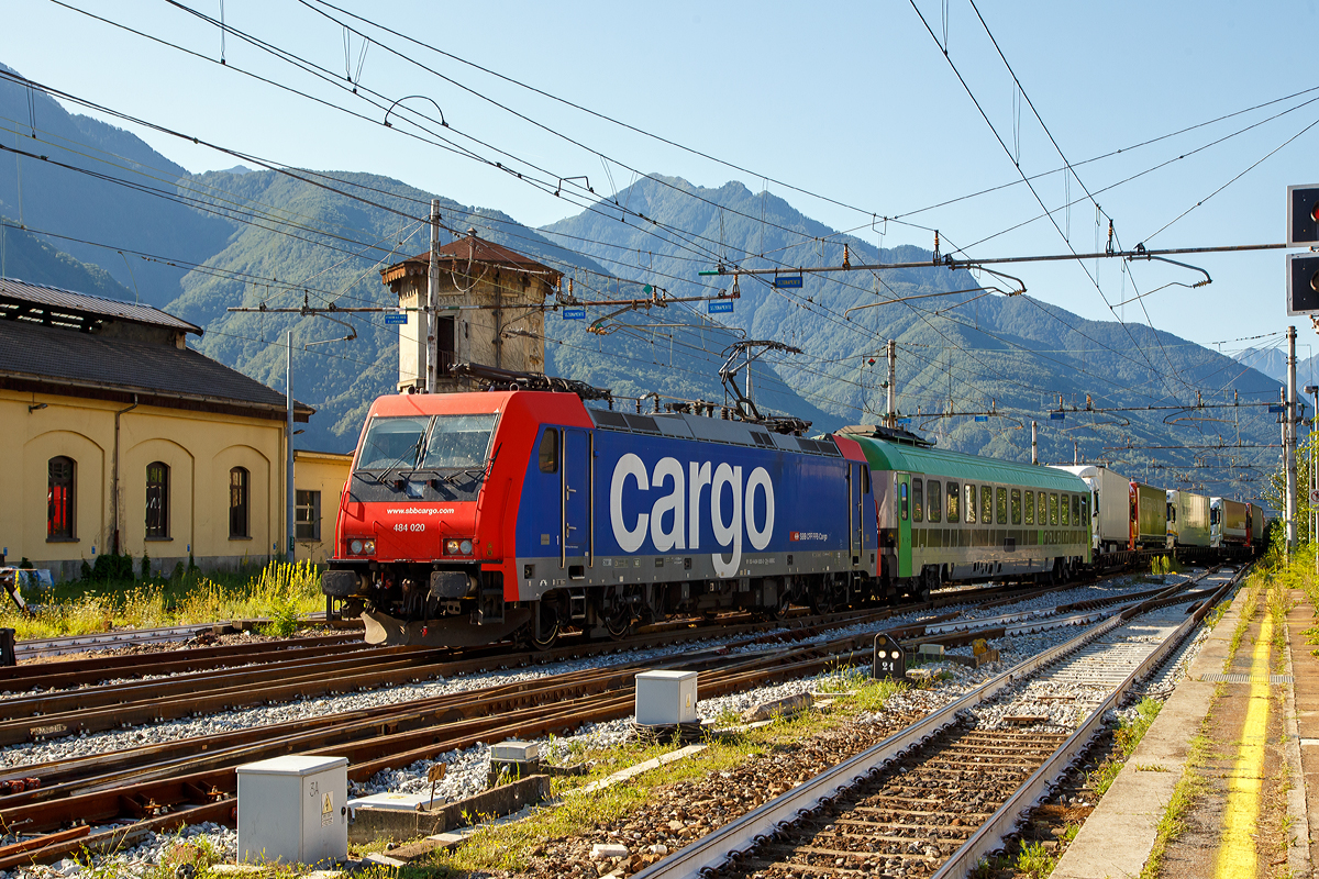 Die SBB Cargo Re 484 020 / E 484.020 SR (91 85 4 484 023-3 CH-SBBC) kommt am 03.08.2019 mit einem RAlpin-ROLA-Zug aus Novara in Domodossola an. Im Domodossola wird sie dann von zwei BLS Re 485 (Traxx F140 AC1) abgelst, die den Zug dann, via Simplon-Tunnel nach Freiburg im Breisgau bringen.

Die TRAXX F140 MS2 wurde 2006 von Bombardier in Kassel unter der Fabriknummer 34296 gebaut. Sie hat die Zulassung und Zugsicherung fr die Schweiz und Italien.
