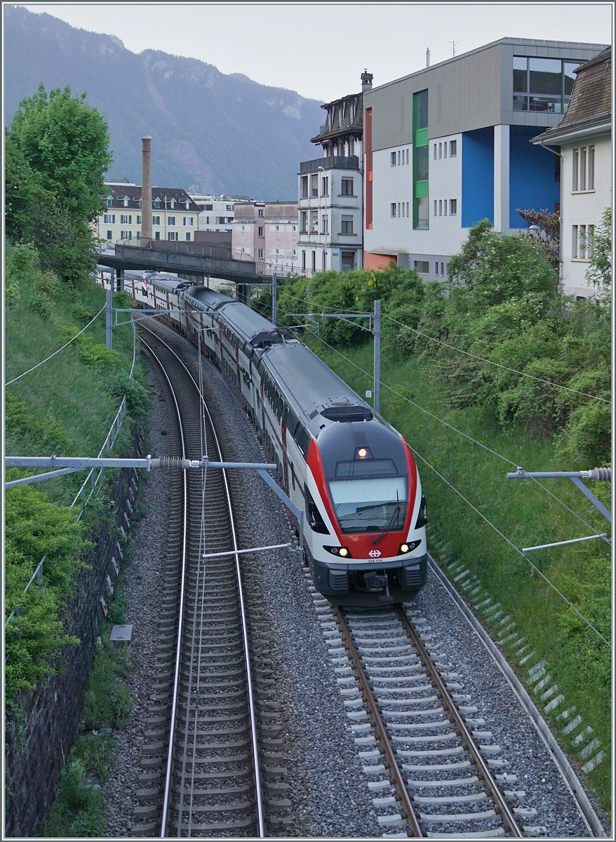Die SBB RABe 511 114 und 115 erreichen als RE33 nach Annemasse Montreux. 

29. April 2025  