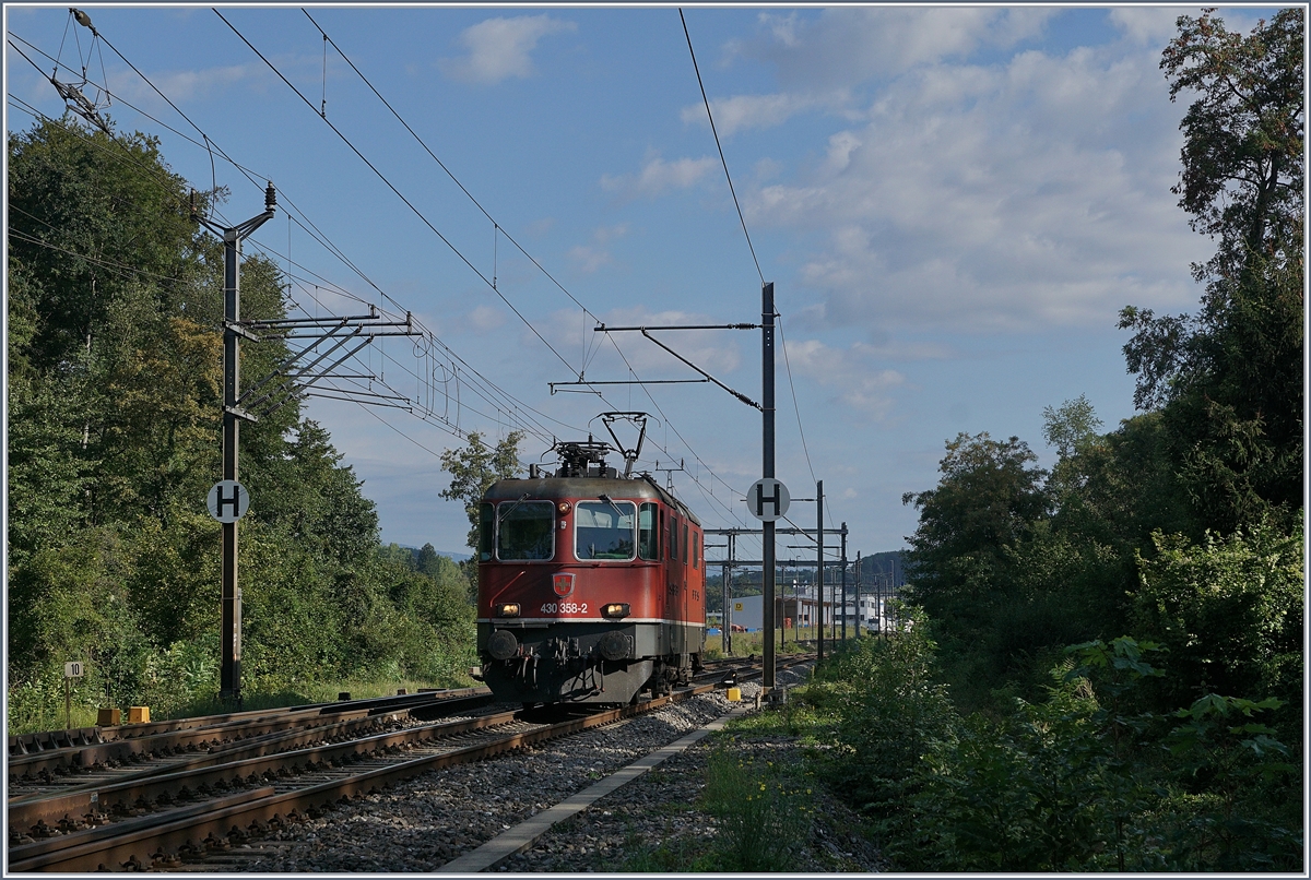 Die SBB Re 430 358-2 bei Vufflens la Ville, Abzweigung zum Industrieangschluss.
29. August 2018
