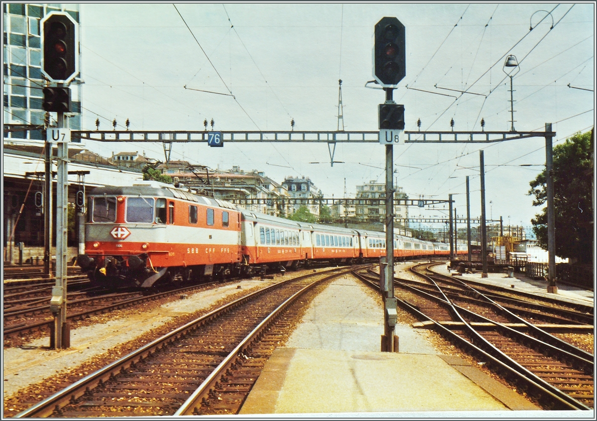 Die SBB Re 4/4 II 11106 erreicht mit einem  Swiss-Express  IC (bis Fahrplanwechsel 1982  Städteschnelzug genannt) Lausanne.
24. Mai 1984