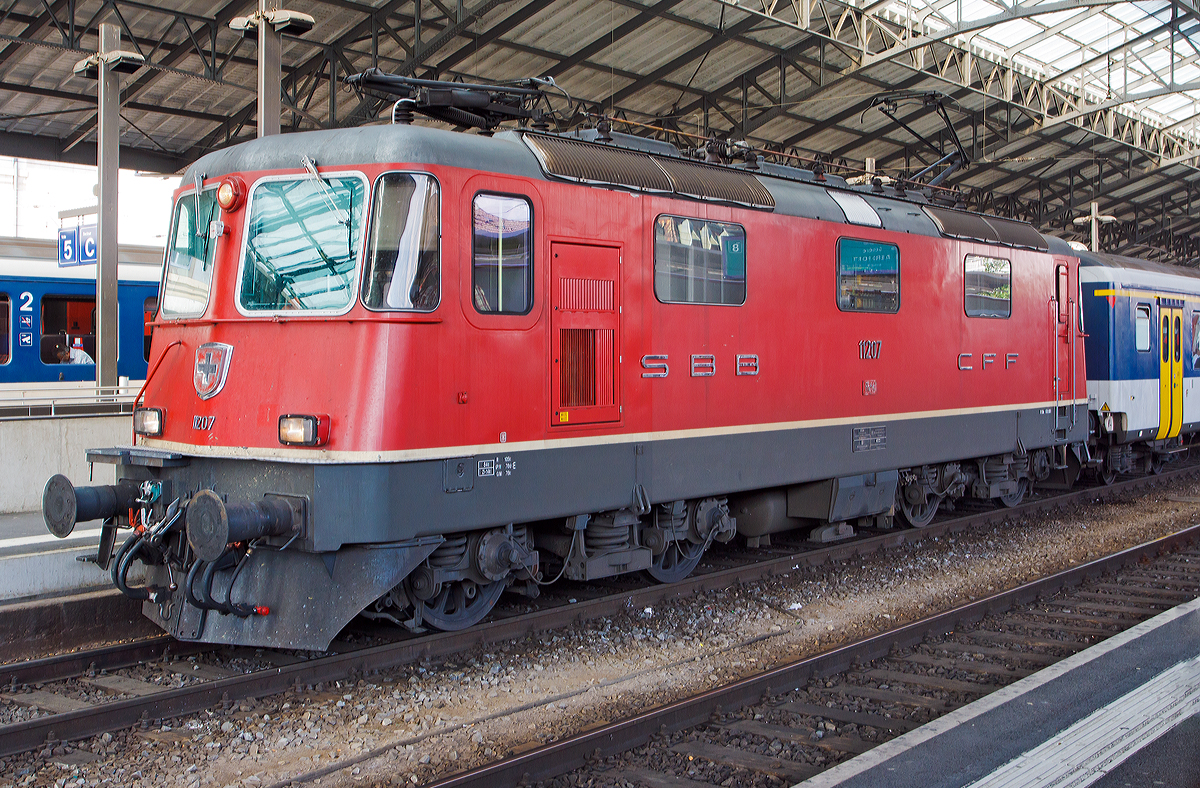 
Die SBB Re 4/4 II (Re 420) 11207 steht mit einem IR am 25.05.2012 im Bahnhof Lausanne.