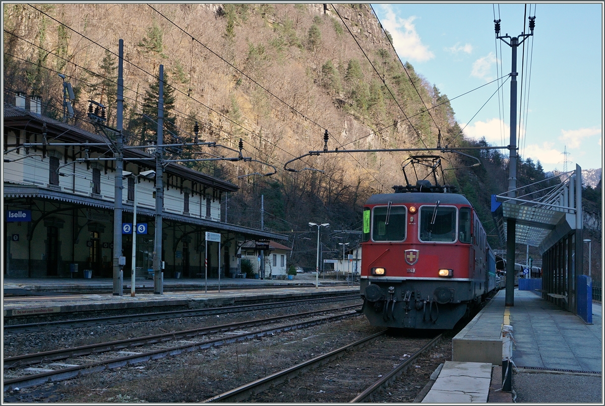 Die SBB Re 4/4 II 11149 wartet mit dem Tunnel-Autozug in Iselle auf die Abfahrt Richtung Brig.
19. Feb. 2016