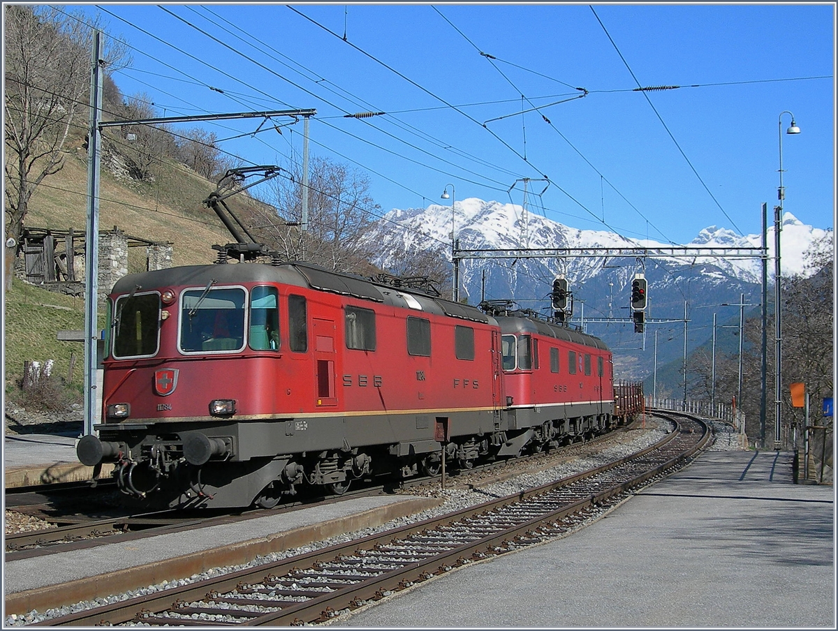 Die SBB Re 4/4 II 11284 und eine Re 6/6 mit einen Güterzug Richtung Norden bei der Durchfarht in Lalden. 
16.März 2007