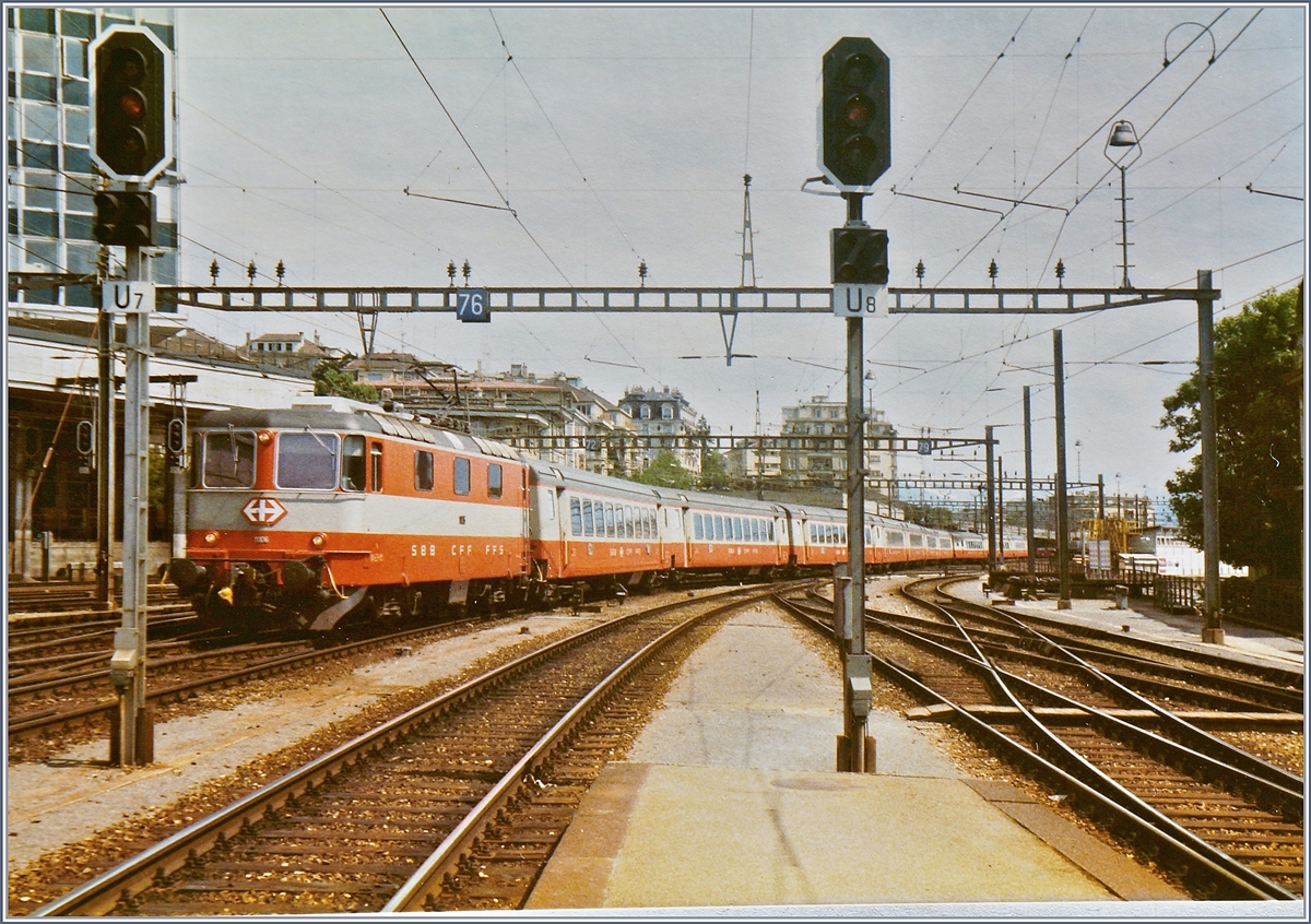 Die SBB Re 4/4 II 11106 erreicht mit einem Swiss-Express den Bahnhof von Lausanne. 

9. Okt. 1984