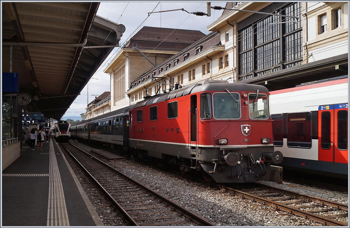 Die SBB Re 4/4 II 11121 (Re 420 / 91 85 4 420 121-6 mit einem abgestellten Extrazug in Lausanne auf Gleis 2. 

17. Aug. 2019