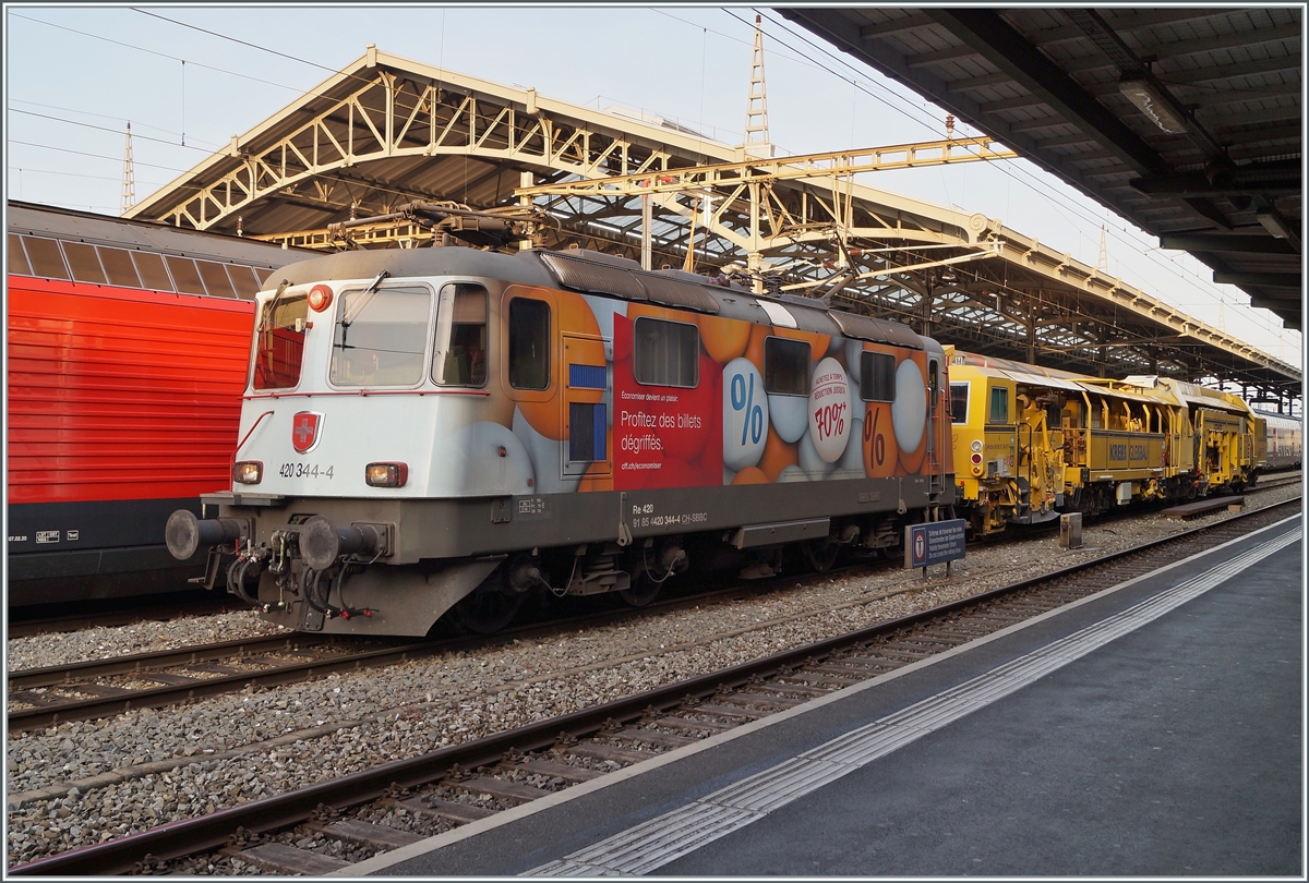 Die SBB Re 4/4 II 11344 (Re 420 344-4 / UIC 91 85 4420 344-4 CH SBBC) mit einer Gleisbaumaschine die auf den Namen  Hummel  hrt. bzw. mit D-Krebs 99 80 91 24 011-4 beschriftet ist, beim Abwarten auf die Weiterfahrt in Lausanne. 

17. April 2021