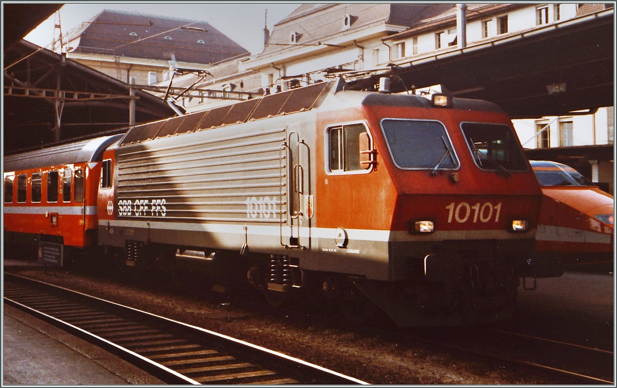 Die SBB Re 4/4 IV 10101 mit dem IC 355  Lemano  von Genève nach Milano beim Halt in Lausanne.
2. Sept 1984