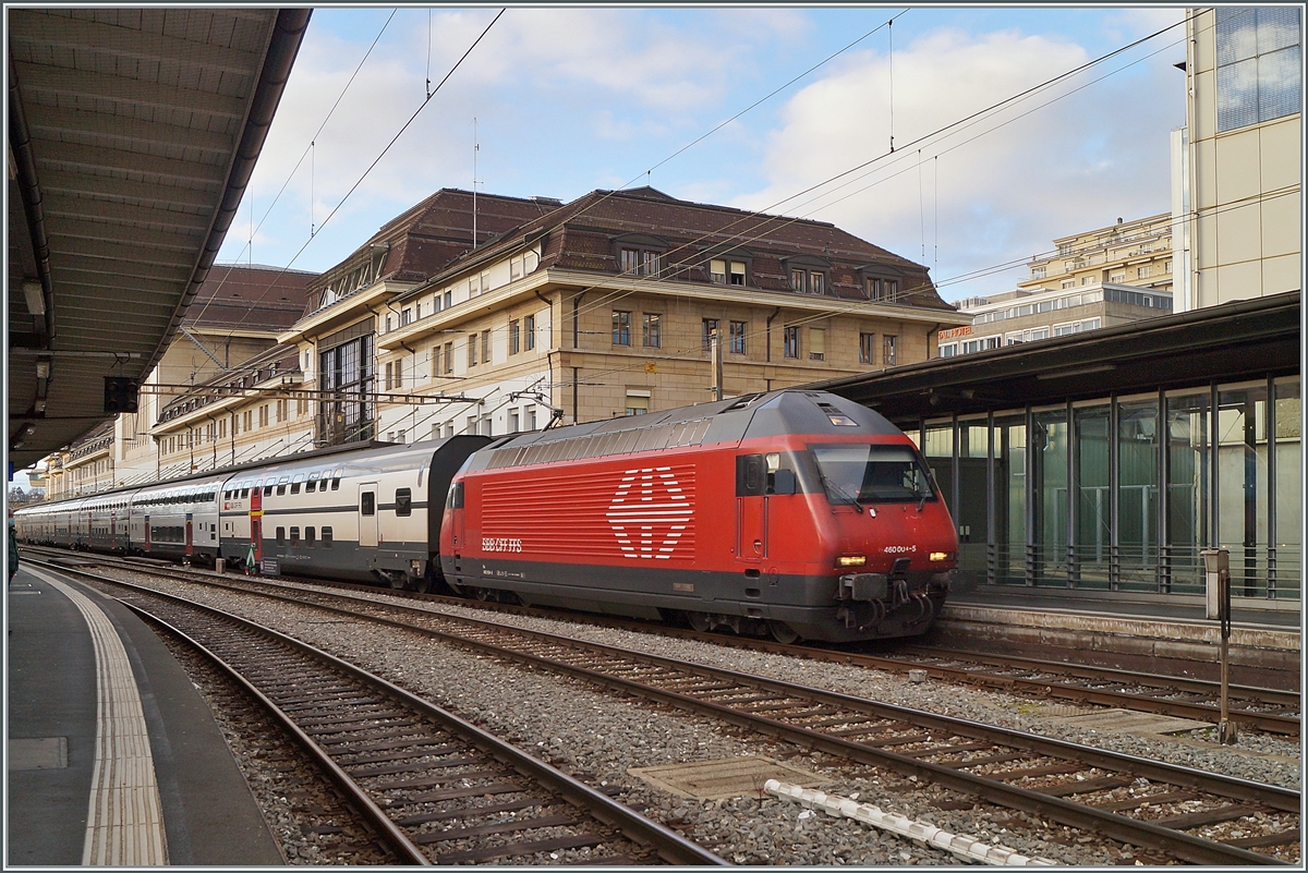 Die SBB Re 460 004-5 mit einem IR15 von Genève nach Luzern beim Halt in Lausanne. An zweiter Stelle ist ein neu revidierter Doppelstockwagen (A 50 85 16 94 043-5 CH-SBB) zu erkennen.

7. Dez. 2020