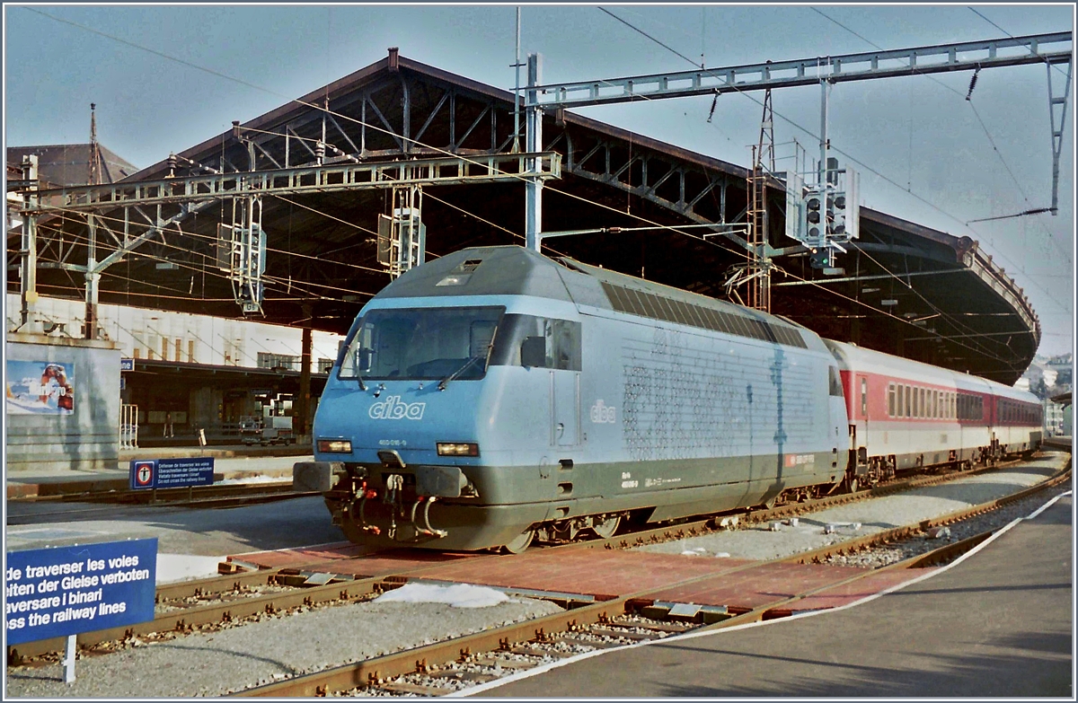 Die SBB RE 460 016-9  CIBA  übernimmt in Lausanne den EC Mont-Blanc von Genève nach Dortmund.
Analogbild / Frühjahr 1997