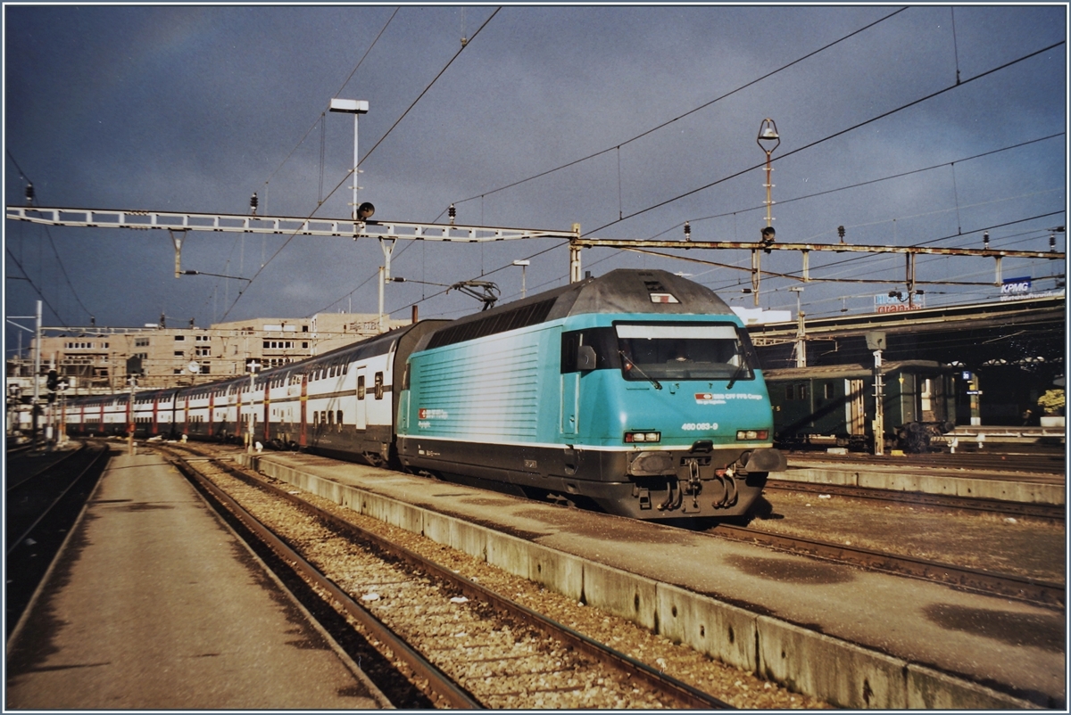 Die SBB Re 460 063-9 in der SBB Cargo Versuchslakierung in Basel SBB.
Analog Bild vom Februar 2000