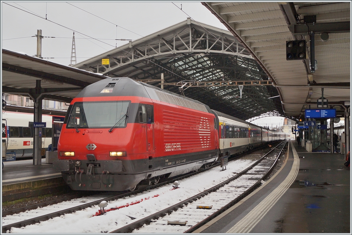 Die SBB Re 460 096 (UIC Re 460 9185 4 460 096-1 CH-SBB) wartetet mit ihrem aus EW IV formierten IC 1 723 in Lausanne auf die Abfahrt nach St.Gallen. Baustellen bedingt (Léman 2030) ist heute Lausanne statt Genève Aéroport die Zugsausgangsstation.

17. Januar 2021