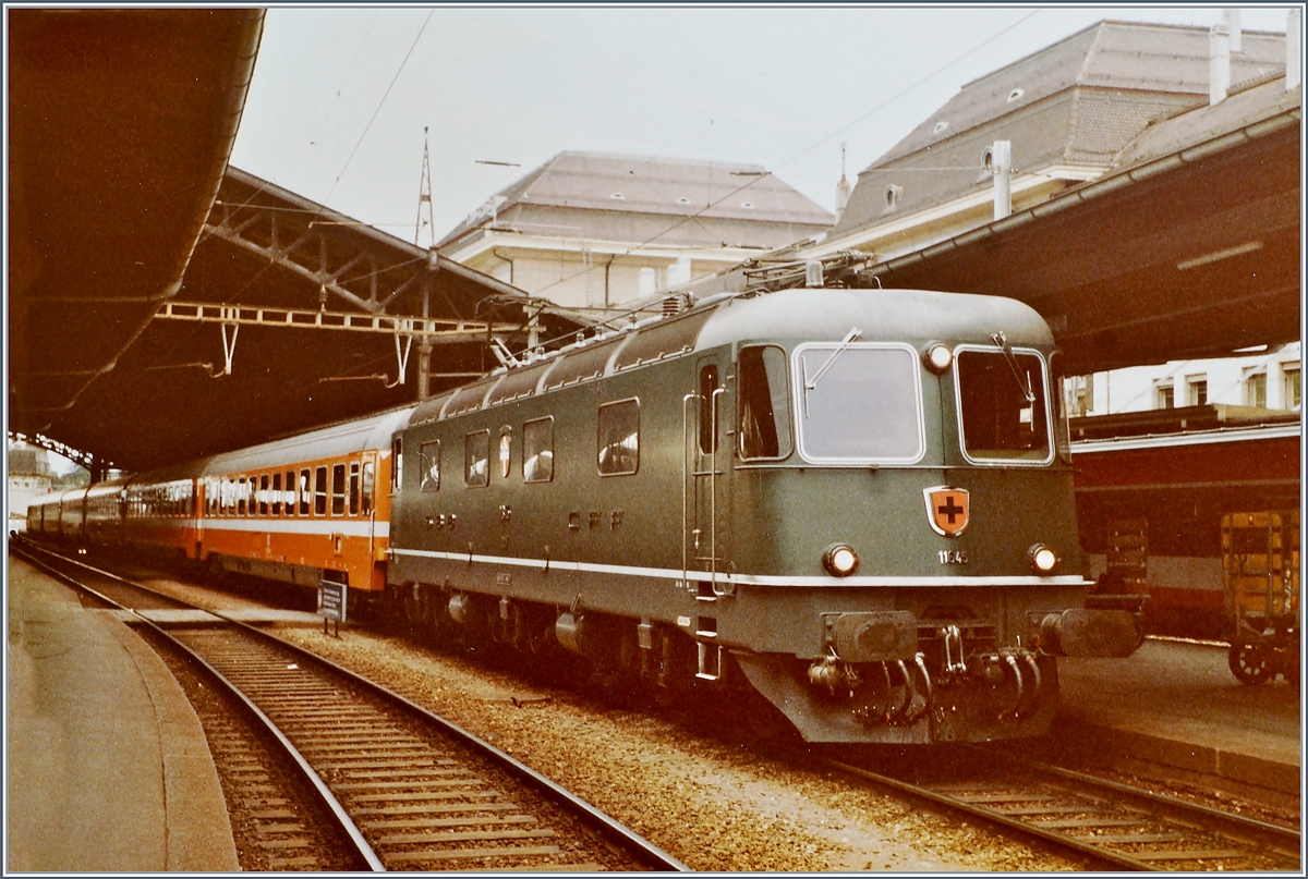 Die SBB Re 6/6 11645 wartet mit einem internationalen Schnellzug von Genève nach Milano in Lausanne auf die Abfahrt. Rechts im Bild ist der Anscluss TGV aus Paris zu erkennen.

Mai 1984

 

