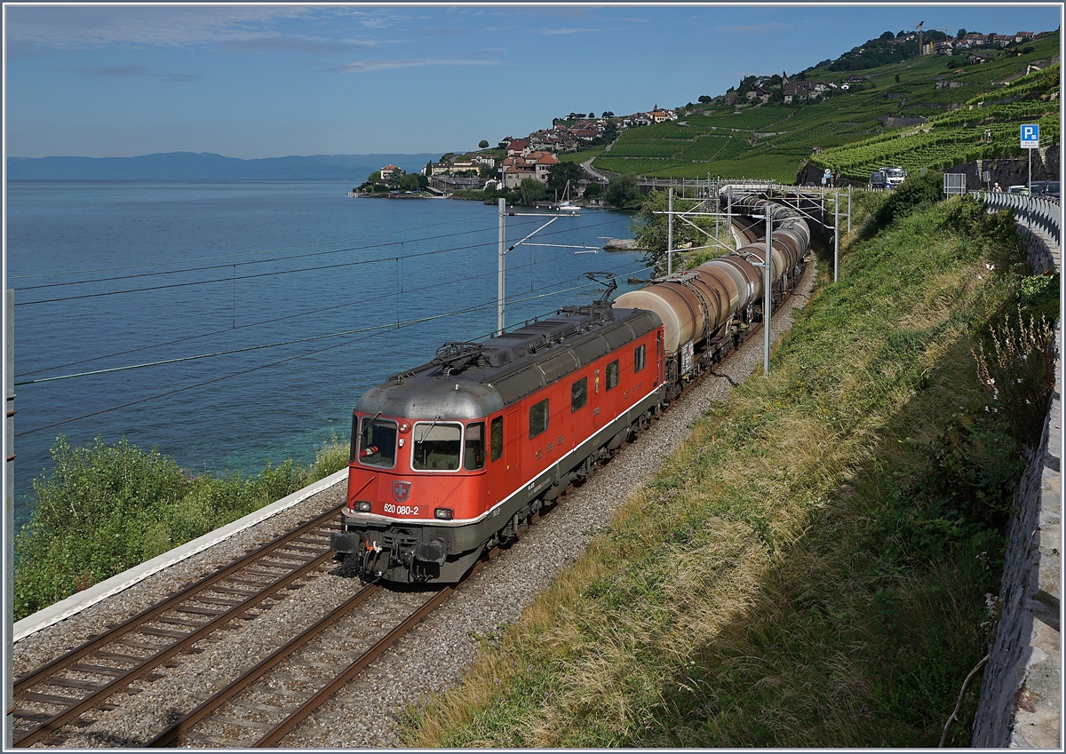 Die SBB Re 6/6 11680 (Re 620 080-2)  Möhlin  fährt mit einem Kesselwagenblockzug zwischen Rivaz und St-Saphorin dem Lac Léman entlang.

1. Juli 2020