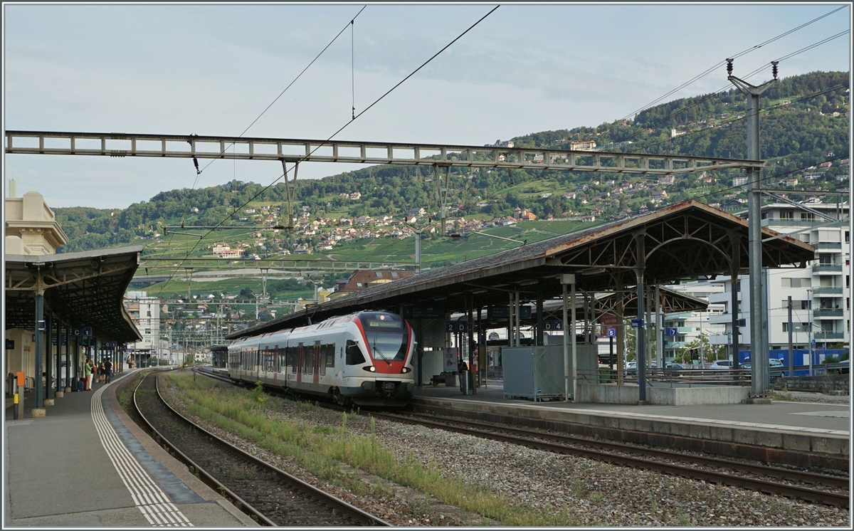 Die SBB will die historischen Bahnsteigdächer von Vevey, die um das Jahr 1900 errichtet wurden restauriert. Im Bild ein SBB RABe 523 als S2 auf der Fahrt nach Villeneuve vor der Renovation der Bahnsteigdächer.

1. Sept. 2019