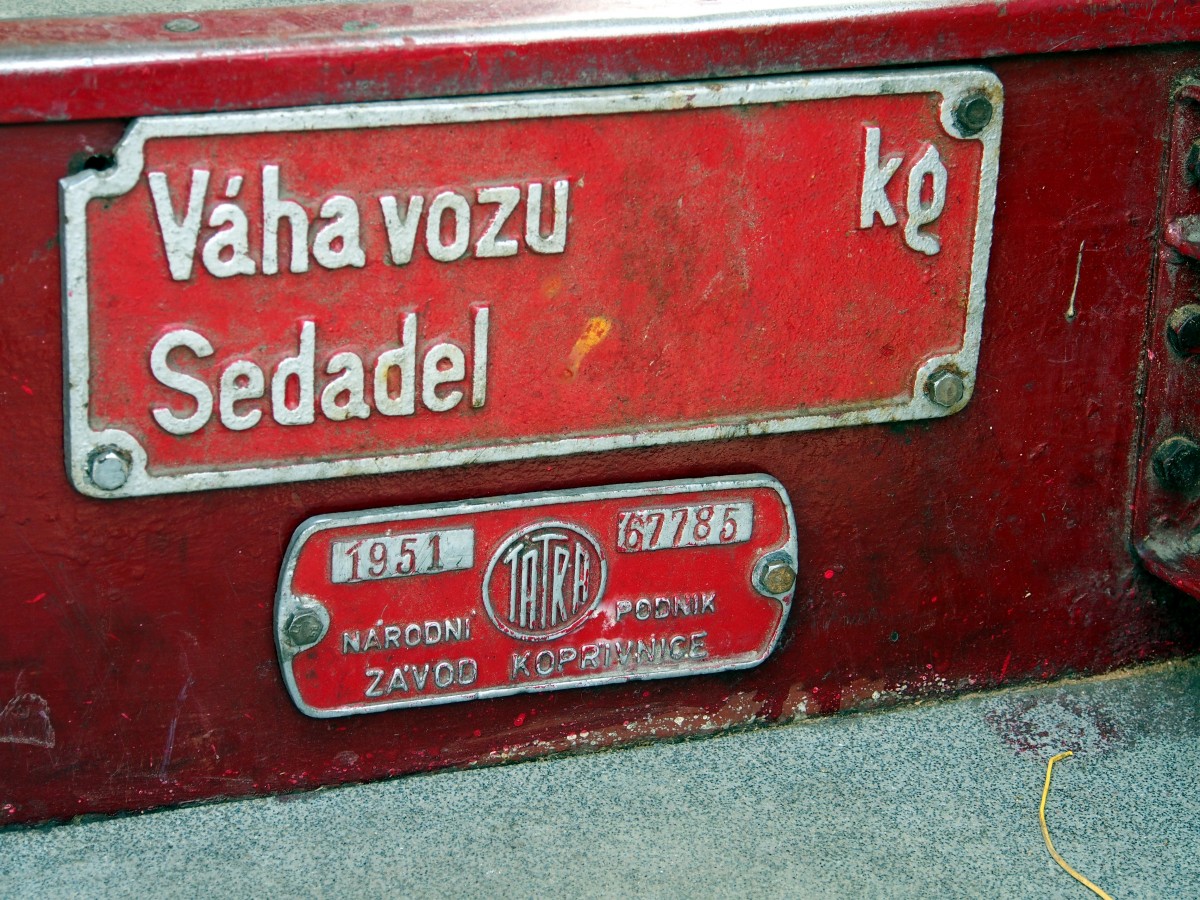 Die Schilder an den Stufen des Tschechischen Tatra Schienenbus M 131.1280 ausgestellt im Bw Dresden Altstadt am 17.04.2015.