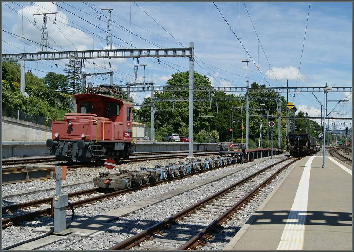 Die schmalspurge BAM/MBC besitzt fr ihren recht umfangreichen Rollbockverkehr in Morges zwei normalspurige Te III, hier ist der Te III 147 zu sehen.
Die Schotterwagen im Hintergrund gehren ebenfalls der BAM/MBC, die dazugehrige Re 4/4 II war leider nicht zu sehen.
30. Mai 2014  