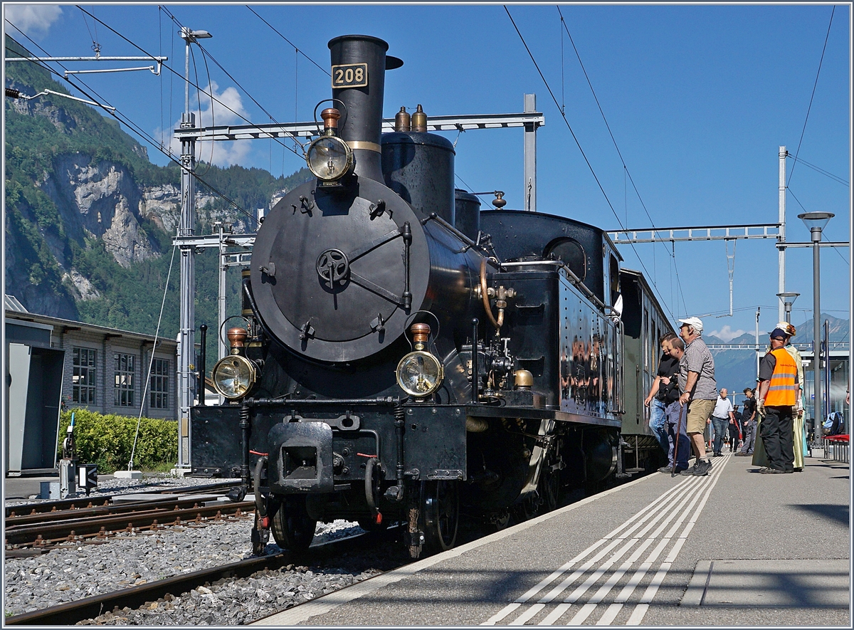 Die schöne SBB Brünig Bahn Tallok G 3/4 208 der Ballenberg Dampfbahn ist in Meiringen angekommen. Zu meinem Leidwesen wurde die Lok dann auf einer Drehschiebe gedreht und war für die folgenden Bilder das Tages etwas  unglücklich im Licht .
30. Juni 2018