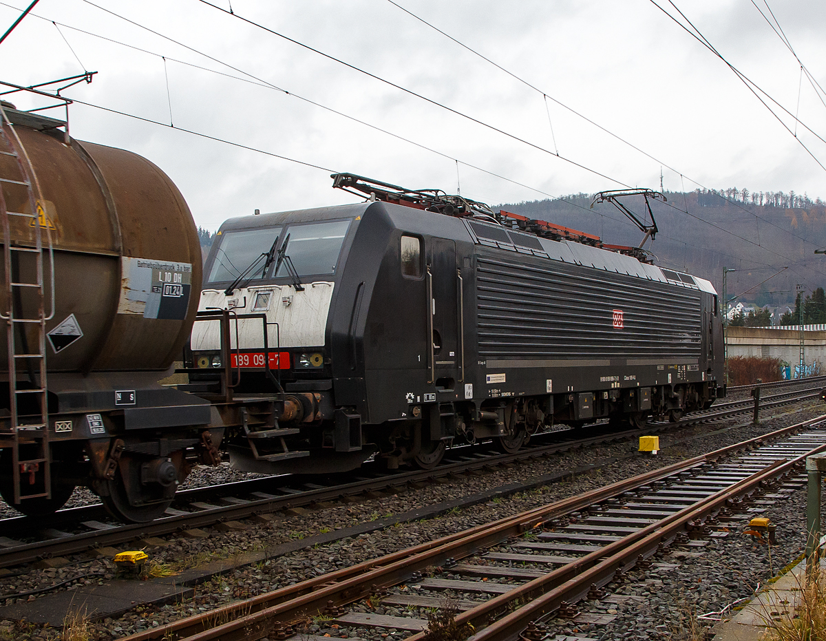 Die schwarze DB Cargo 189 098-7 (91 80 6189 098-7 D-DB), ex MRCE Dispolok ES 64 F4-998, fährt am 26.11.2021 mit einem gemischten Güterzug durch Niederschelden in Richtung Siegen.

Die Siemens EuroSprinter ES 64 F4 wurde 2005 von Siemens in München-Allach unter der Fabriknummer 21084 gebaut und an die Railion Deutschland AG (heute DB Cargo) geliefert. Im Jahr 2006 wurde sie an die MRCE verkauft und wieder bis 2008 von der Railion angemietet. 2008 bekam sie die NVR-Nummer 91 80 6189 098-7 D-DISPO, zudem erfolgte die Umrüstung/Umbau in die Variante J (Class 189-VJ) und hat so nun die Zulassung für Deutschland und die Niederlande. Nach einigen Mietstationen wurde sie zum 17.06.2021 wieder DB Cargo AG verkauft.

Die BR 189 (Siemens ES64F4) hat eine Vier-Stromsystem-Ausstattung, diese hier hat die Variante J (Class 189-VJ) und besitzt so die Zugbeeinflussungssysteme LZB/PZB, ETCS und ATB für den Einsatz in Deutschland und den Niederlanden.
Die Stromabnehmerbestückung ist folgende: 
Pos. 1: D, NL (AC)
Pos. 2: NL (DC)
Pos. 3: NL (DC)
Pos. 4: D, NL (AC)
