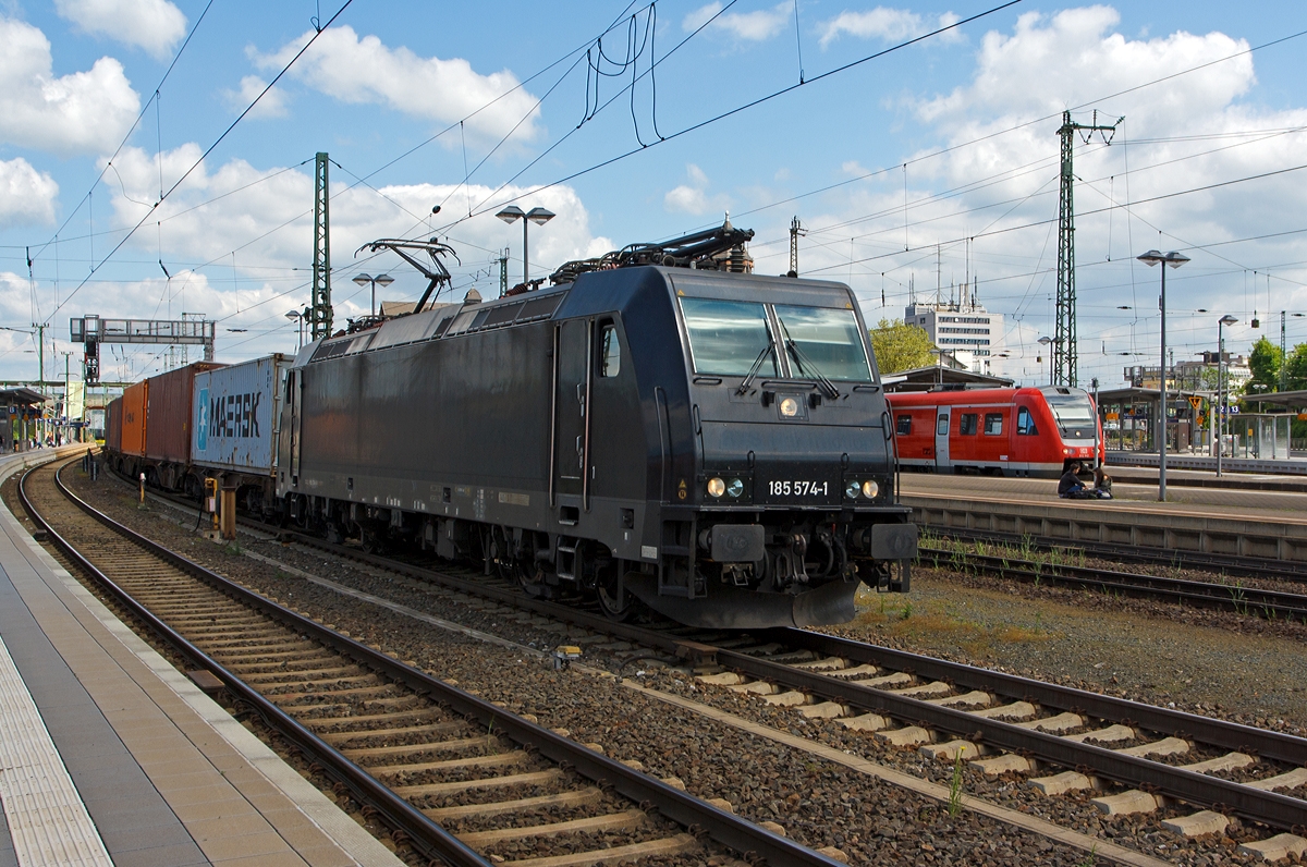 
Die schwarze MRCE Dispolok 185 574-1 zieht einen Containerzug am 03.05.2014 durch den Bahnhof Gießen in Richtung Frankfurt am Main. 

Die TRAXX F140 AC2 wurde 2006 bei Bombardier in Kassel unter der Fabriknummer 34135 gebaut. Sie trägt die NVR-Nummer 91 80 6185 574-1 D-DISPO und hat die EBA-Nummer EBA 03J15D 026.