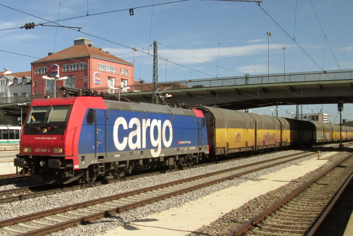 Die Schweizer Sldner-Tradition anno 21. Jahrhunderts: SBB 482 048 in TX Log Dienst durchfahrt am m17 September 2015 Regensburg Hbf.