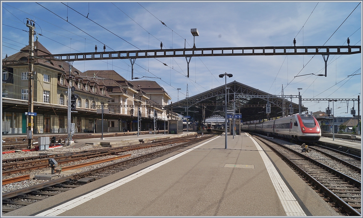 Die schweizerischen Transportunternehmen durch den starken Rückgang der Fahrgäste durch Corona den Fahrplan ausgedünnt. Während der IC1 auf die Relation Zürich - Fribourg (statt Genève - St.Gallen) gekürzt wurde fährt der IC5 bzw. die hier eingesetzten ICN weiterhin von Lausanne nach St.Gallen dürften damit zu den längsten Zugläufen im derzeitigen Schweiz Verkehr zählen. 

17. April 2020