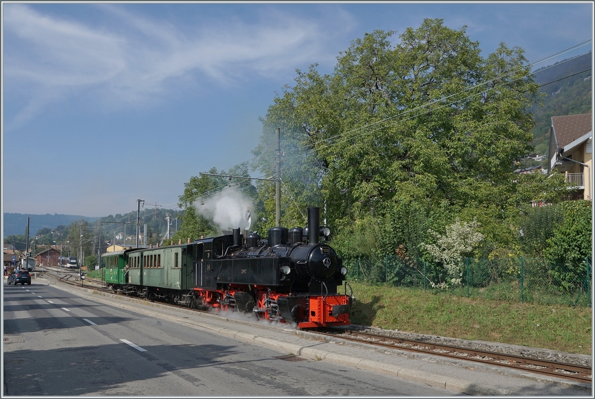 Die SEG G 2x 2/2 105 der Blonay-Chamby Bahn verlässt mit ihrem Zug Blonay in Richtung Chamby. 

19. Sept. 2020