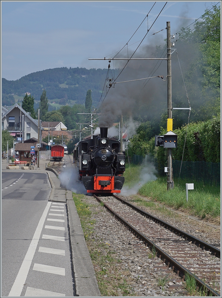Die SEG G 2x 2/2 N° 105  Todtnau  der Blonay Chamby Bahn verlässt mit dem morgendlichen Dampfzug Blonay in Richtung Chamby.

15. Juni 2025