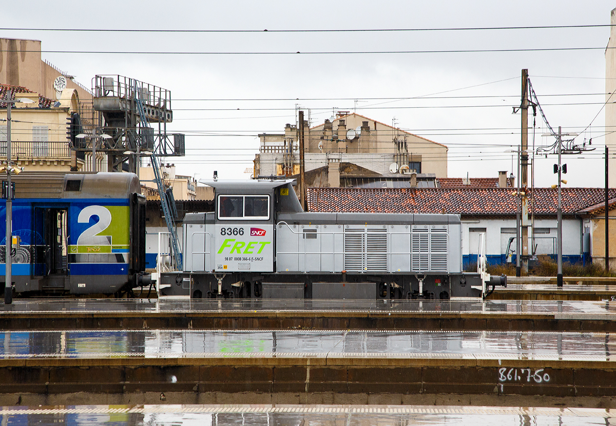 
Die SNCF FRET Y 8366 schiebt am 25.03.2015 einen Corail-Toz-Zug (Corail-Wagen), bei starkem Regen, in den Bahnhof Marseille St-Charles.

Als modernste und gleichzeitig letzte Kleinloks fr den Rangier- und bergabebetrieb stellte die SNCF ab Oktober 1977 die Baureihen Y 8000/8400 „Yoyo“ in Dienst. Die Y 8400 unterscheidet sich nur durch eine zustzlich eingebaute Funkfernsteuerung fr den Rangierbetrieb von ihren lteren Schwestern. Zunchst gelangten bis Juni 1989 insgesamt 375 Exemplare der Baureihe Y 8000 in den SNCF-Bestand, dann folgten noch 150 Loks der Reihe Y 8400 bis April 1995.

Hergestellt wurden die ersten knapp 100 Stck von Moyse, bis diese den Bau von Lokomotiven einstellten. Dann bernahm Fauvet-Girel (spter Arbel-Fauvet-Rail) die Produktion, zunchst bei 75 Exemplaren (Y 8106-8180) in Zusammenarbeit mit de Dietrich. Anfangs besaen die Y 8001-8375 und 8401-8490 einen zwlfzylinder Poyaud-Dieselmotor des Typs V12-520 NS-SG, die Y 8491-8550 einen gleichstarken Poyaud-Dieselmotor UD 18 L6 R3D. Da diese Motoren relativ hohe Schadstoffwerte aufwiesen, wurden die Lok ab 2005 remotorisiert und erhielten schadstoffarme Motoren nach den Euronormen ll bzw. lll. Hauptschlich erhielten sie nun 6-Zylinder-Dieselmotoren von Renault, doch einige aber auch von SSCM POYAUD und SACM (Socit Alsacienne de Constructions Mcaniques). Anlsslich der Remotorisierung wurde auch der Fhrerstand klimatisiert, sowie die Loks mit elektronischen Strmeldern, bei etwaigen Pannen oder Ausfllen, ausgerstet. 

Die Kraftbertragung vom Motor erfolgt ber ein hydraulisches Voith-Getriebe des Typs L2r4sU2, von diesem ber Gelenkwellen auf die beiden Radstze.
Die meisten ››Yoyos sind derzeit immer noch mit Rangiereinstzen auf Bahnhfen oder in Depots oder mit bergabefahrten beschftigt, wobei die jngere Baureihe Y 8400 mit rund 50Ausmusterungen schon deutlich mehr zur Ader gelassen wurde als die Y 8000. Der berwiegende Teil der Loks ist nach wie vor der Gterverkehrssparte FRET zugeordnet. Den Rest teilen sich SNCF-lnfra und Akiem mit einem etwas greren Anteil bei lnfra.

TECHNISCHE DATEN der Y 8000:
Spurweite: 1.435 mm
Achsfolge: B’
Lichtraumprofil: UIC 505-1
Lnge ber Puffer: 10.140 mm
Achsabstand: 5.500 mm
Treibraddurchmesser: 1.050 mm
maximale Breite: 2.870 mm
Dienstgewicht: 35,0 t
Achslast: 17,5 t
Hchstgeschwindigkeit: 60 km/h (Streckengang) / 30 km/h (Rangiergang)
Motorleistung: 219 kW
Leistung am Rad: 153 kW
Anfahrzugkraft:  64,5 kN (Streckengang) / 129 kN (Rangiergang)
Dauerzugkraft:  47 kN bei 9 km/h (Streckengang) / 86 kN bei 4,5 km/h (Rangiergang)
Tankvolumen: 700 l
