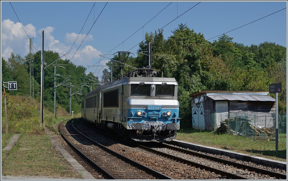 Die SNCV BB 22391 ist mit einem TER von Genève nach Lyon kurz nach der Grenze bei Pugny-Chancy unterwegs. 

6. Sept. 2021