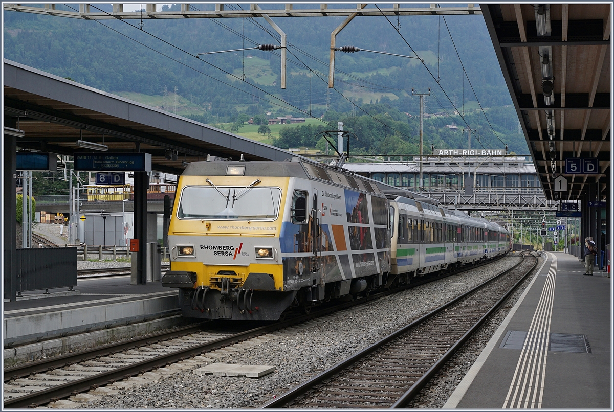 Die SOB Re 456 093-4 (UIC 91 85 4 456 093-4 CH-SOB) wartet in Arth Goldau mit ihrem VAE auf die Weiterfahrt nach St.Gallen.
24. Juni 2018
