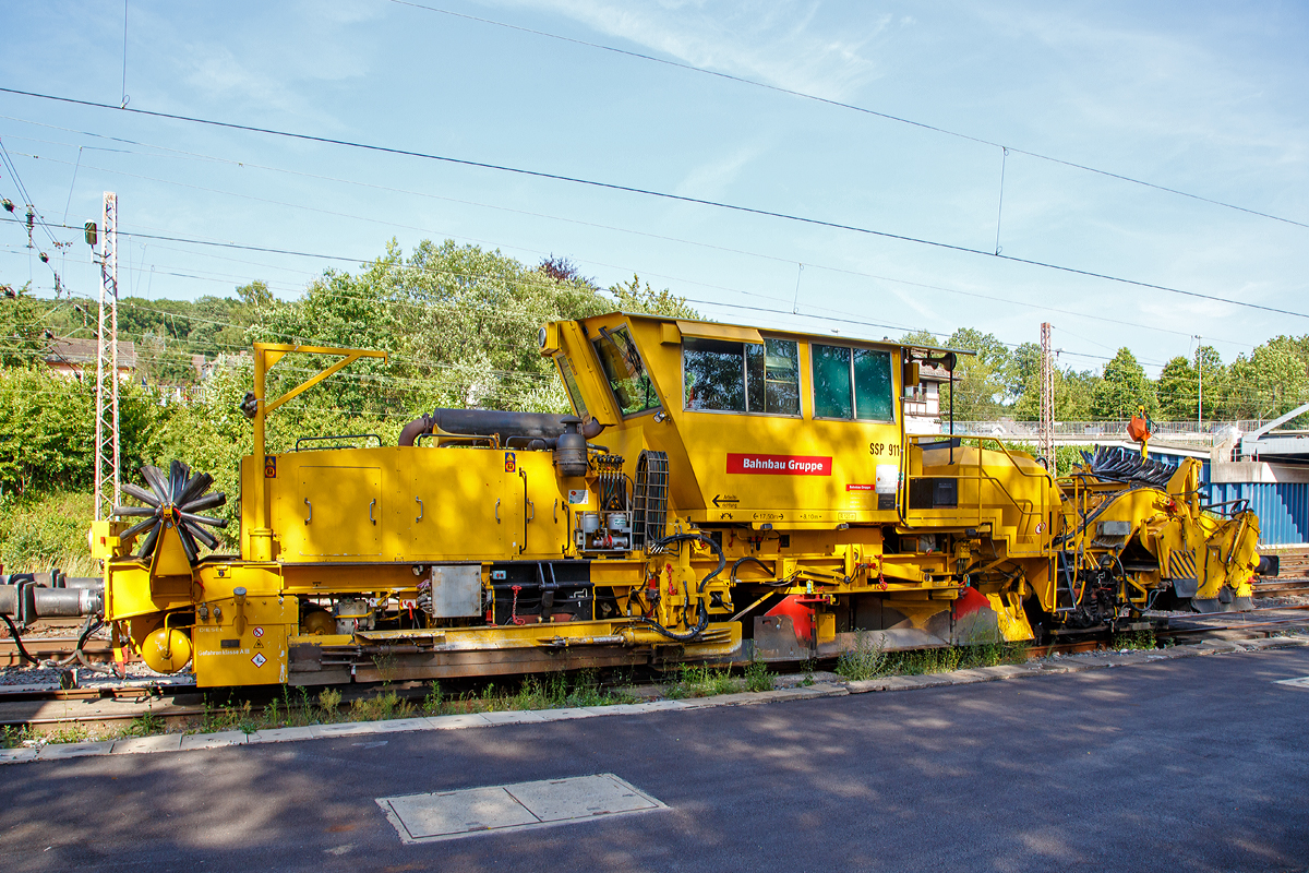 
Die SSP 911 Schnellschotterplaniermaschine der Bahnbau Gruppe eine Deutsche Plasser SSP 110 SW (Schweres Nebenfahrzeug Nr. 97 16 40 065 18 -3) ist am 11.05.2015 in Kreuztal abgestellt.

Die Schotterplaniermaschine wurde 1995 von der Deutsche Plasser unter der Fabriknummer 612 gebaut.

TECHNISCHE DATEN der SSP 110 SW:
Spurweite: 1.435 mm
Achsanzahl: 2 
Eigengewicht: 37 t
zul. Anhängelast: 20 t
Länge über Puffer: 17.500 mm
Achsabstand: 8.100 mm
Motorleistung: 400 kW
Höchstgeschwindigkeit: 90 km/h
Kleinster befahrbarer Radius: 120 m
zul. Streckenklasse: B1 oder höher
Zur Mitfahrt zugel. Personen: 5