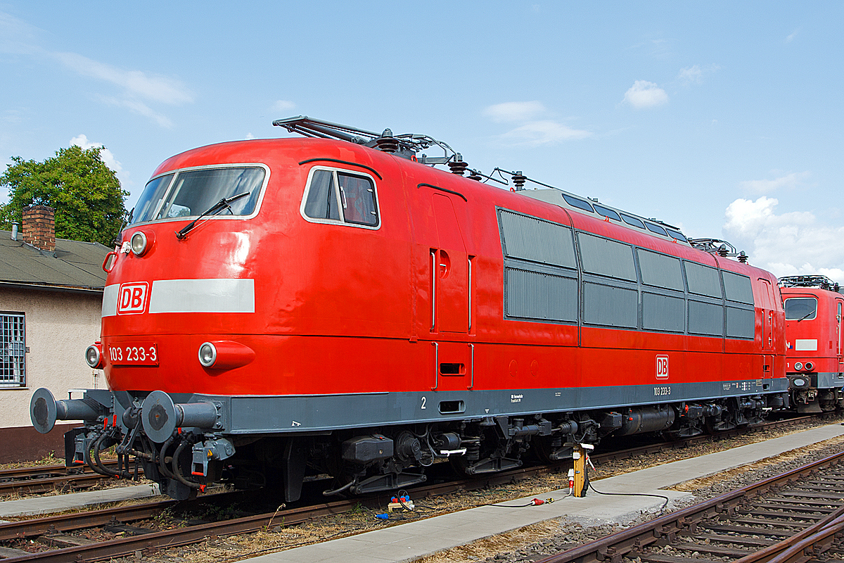 
Die stärkste deutsche Lok – Baureihe und einzige Maschine der Baureihe in verkehrsrotem Farbschema, die DB 103 233-3 , am 14.06.2014 im DB Museum Koblenz-Lützel, wobei mir persönlich die 103er in der ursprüngliche Lackierung, den TEE-Farben purpurrot/beige, am besten gefällt.

Die 103 233-3 wurde auf Initiative vom Modelleisenbahnhersteller Roco in verkehrsrot lackiert und am 5. August 2000 offiziell vorgestellt. 

Die Lok wurde 1973 von Henschel in Kassel unter der Fabriknummer 31780 gebaut, der elektrische Teil ist von BBC (Brown, Boveri & Cie AG).
 

Die Baureihe 103 (Anfangs: E 03) sind schwere sechsachsige Elektrolokomotiven, die im schnellen Reisezugverkehr der Deutschen Bundesbahn (DB) eingesetzt wurden, sie waren lange das Flaggschiff der DB. Mit ihrer Dauerleistung von 7.440 kW (10.116 PS) waren die E 03 bei ihrer Indienststellung die stärksten einteiligen Lokomotiven der Welt und sind die leistungsstärksten Lokomotiven, die die Deutschen Bundesbahn je im Dienst hatte