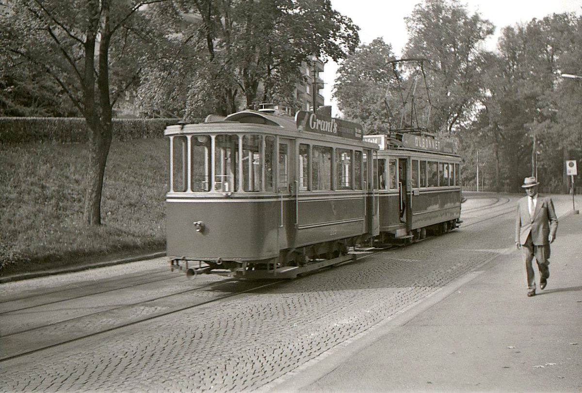 Die Steigung hinauf zum Bierhbeli mit Tramzug 147 (ohne Luftbremse, fr stehende Bedienung) und Anhnger 225. Man beachte, dass die Strasse nicht asphaltiert ist! 147 hat Baujahr 1936 und existiert noch heute, und zwar als Wagon Restaurant.  Aufnahme 21.September 1965 