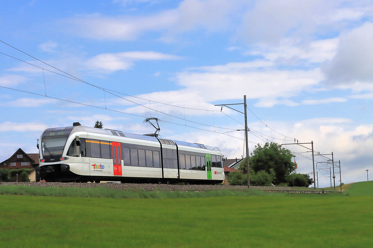 Die St.Galler S-Bahn Linie S9 (Wil - Wattwil): Ausfahrt des GTW 2/6 749 von Ltisburg Richtung Wil. 9.Juli 2021 