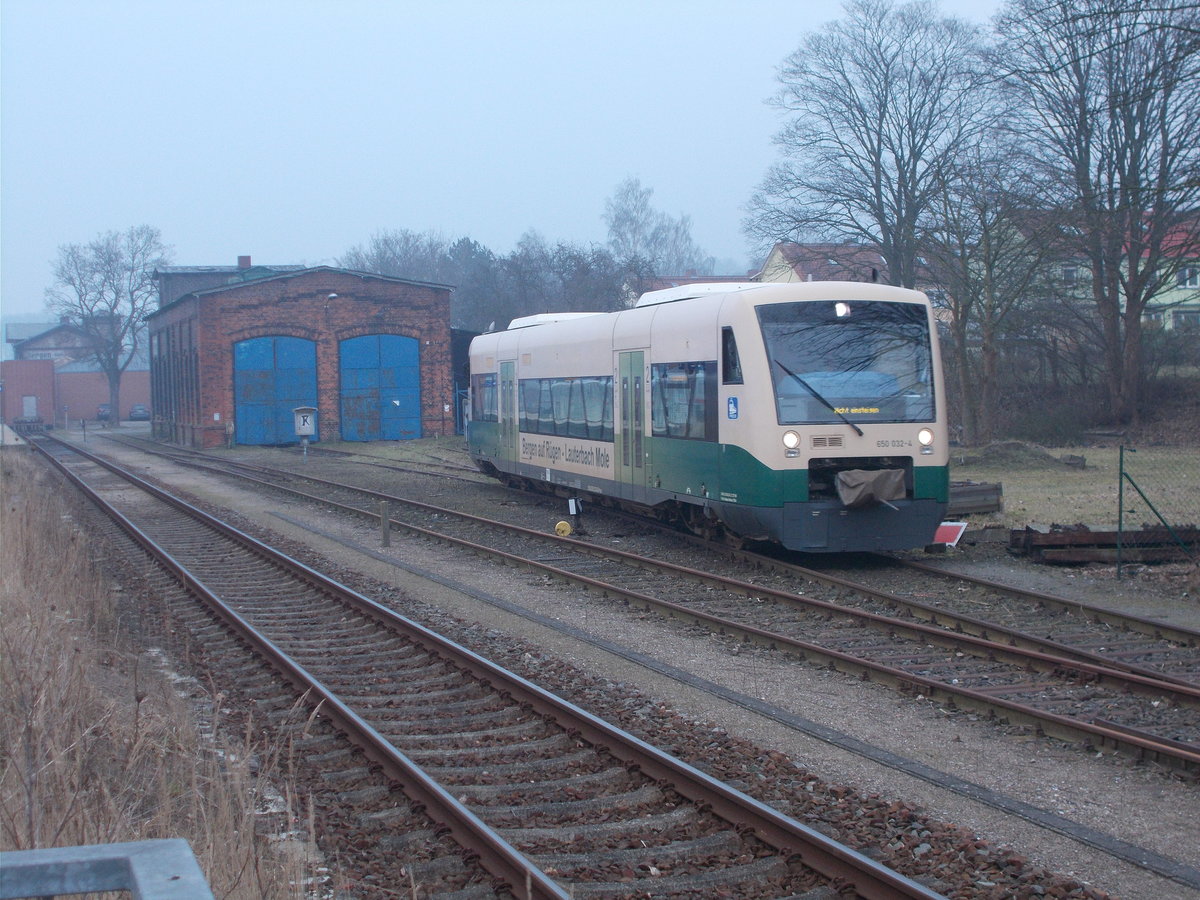 Die eine Stunde Pause,in Bergen/R�gen,nutzte der Lokf�hrer vom PRESS VT650 032,am 02.Februar 2017,um auf die ehemalige Schlackegrube,vor dem Lokschuppen,zufahren f�r eine Durchsicht.